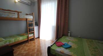 Четырехместный номер с душем в Гостевом доме Четыре сезона